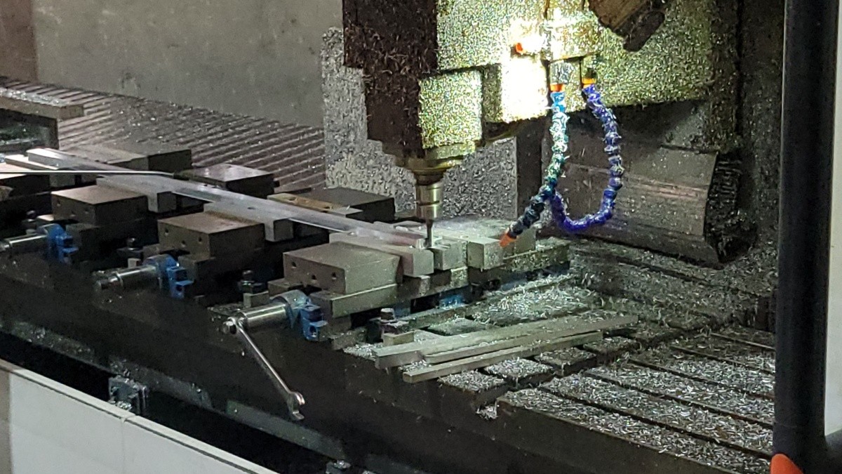 fresado CNC perfil aluminio tirador gabinete ranura perforación