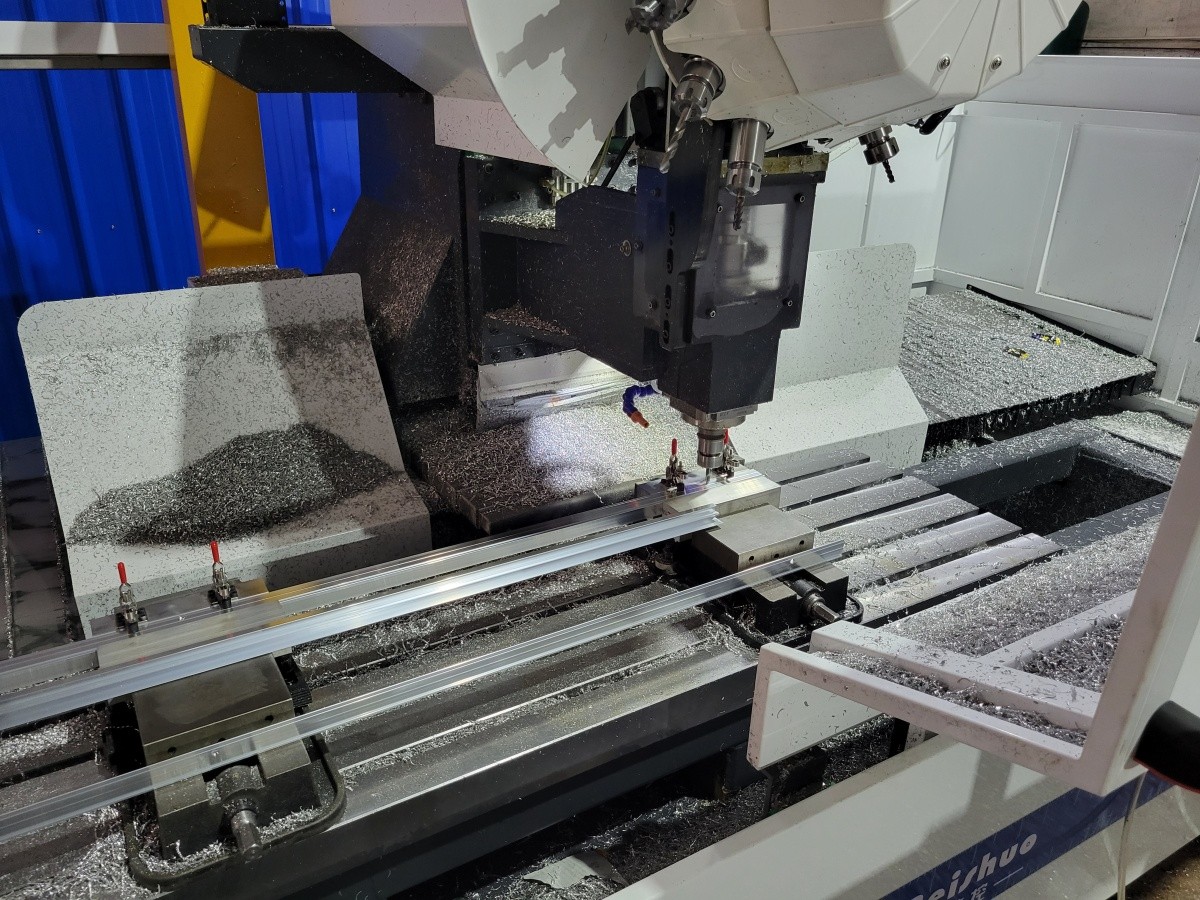 detalle tirador aluminio fresado ranura posicion precisa agujeros