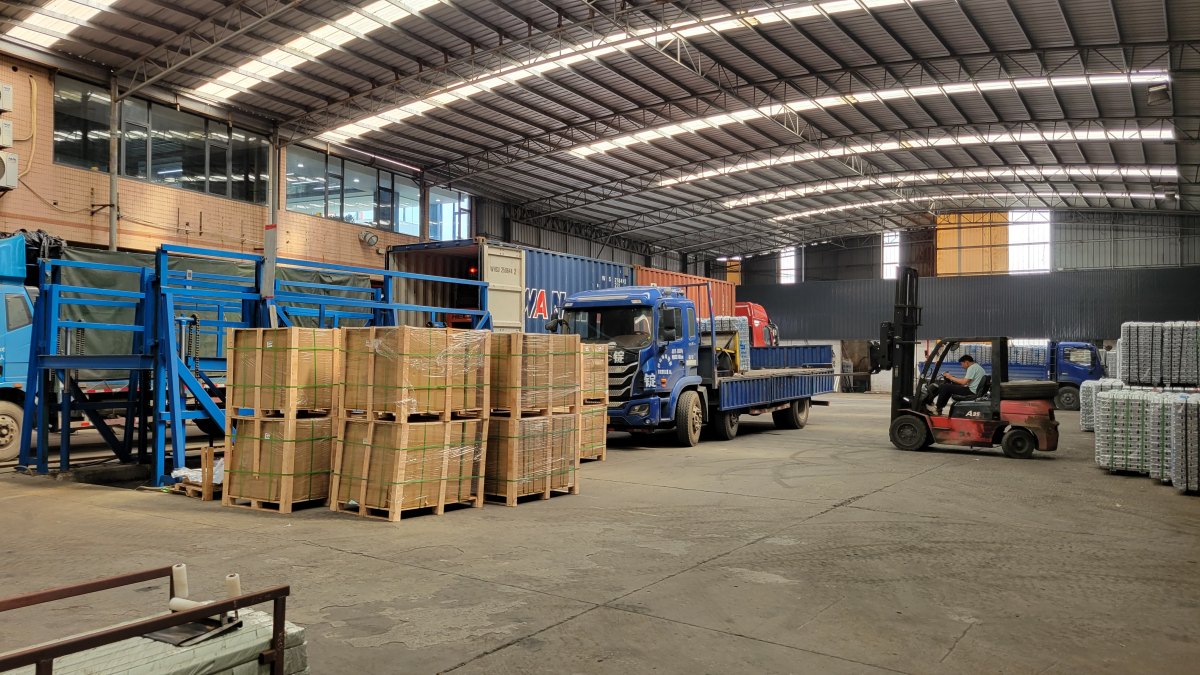 Loading-aluminum-profile.jpg Loading-aluminum-profile.jpg